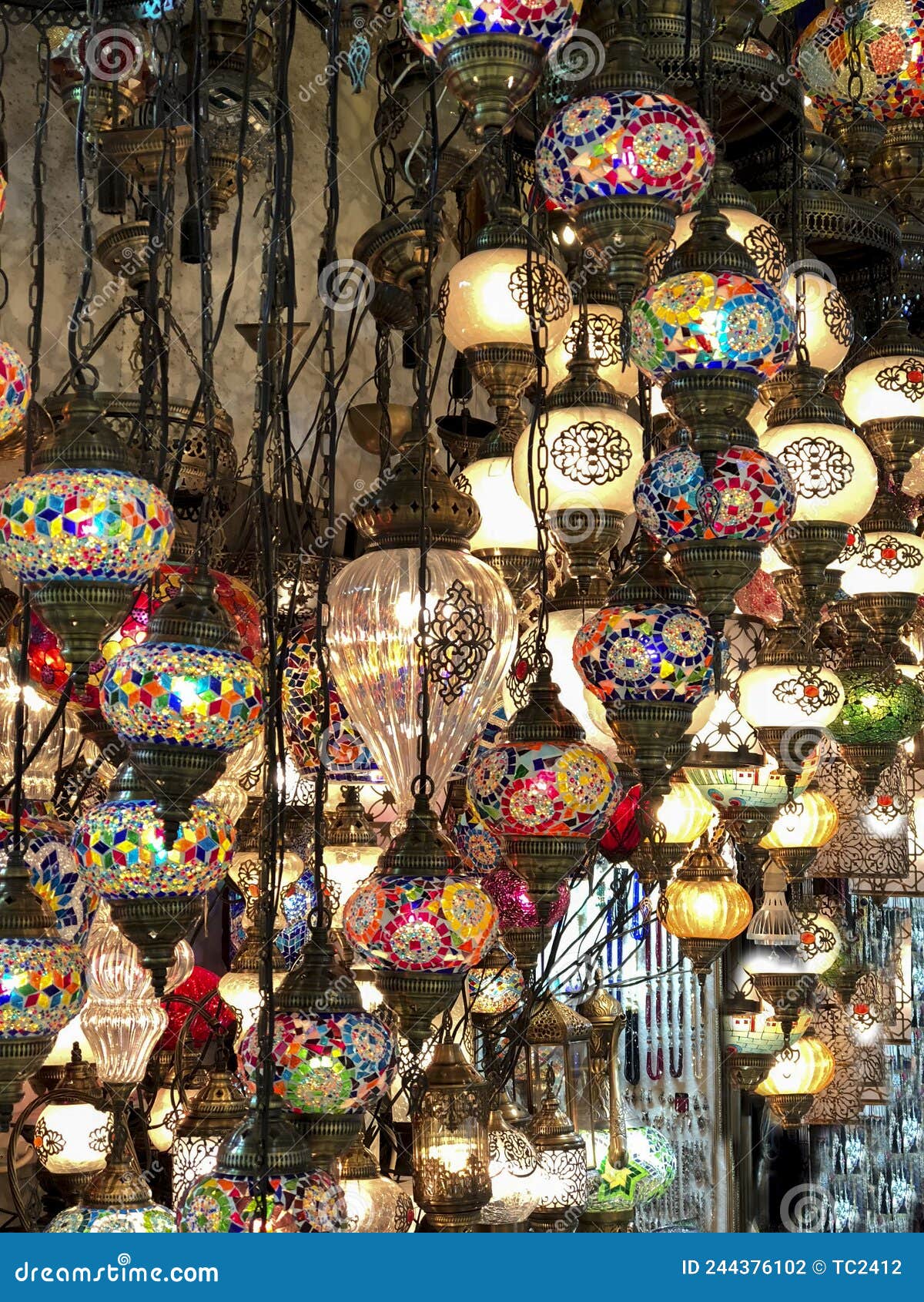 sale of traditional colored lamps in the estambul market